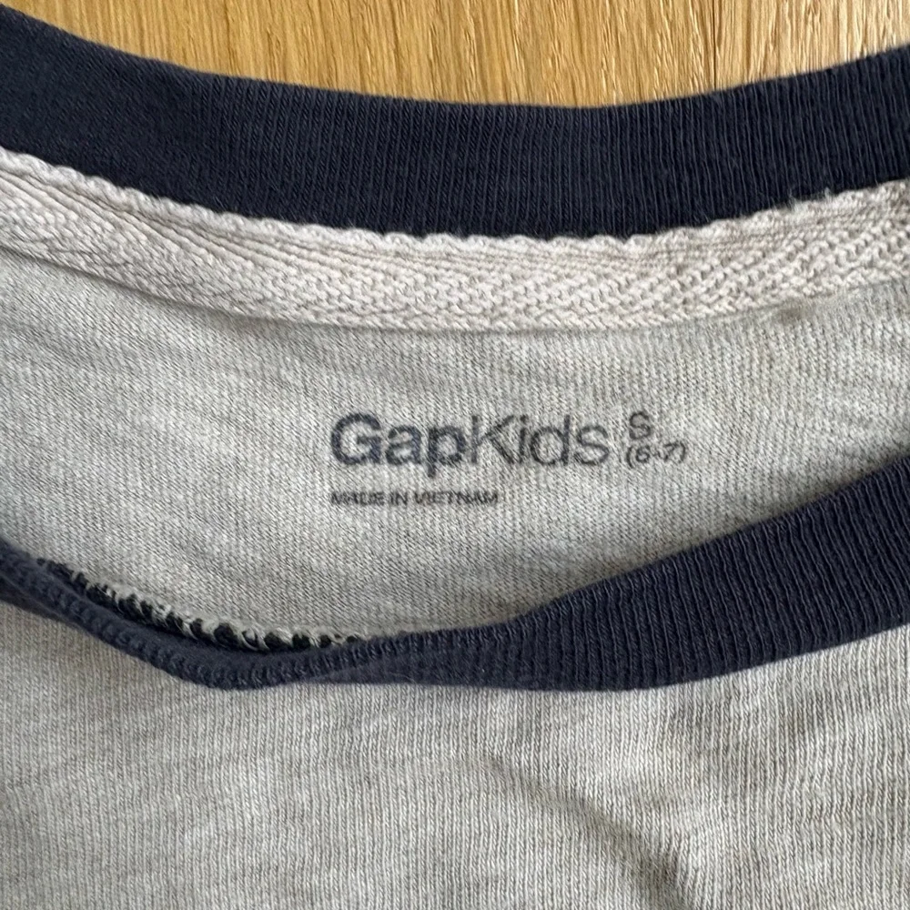 GAPKids Boys Grey Graphic Short Sleeve Shirt size small 6-7